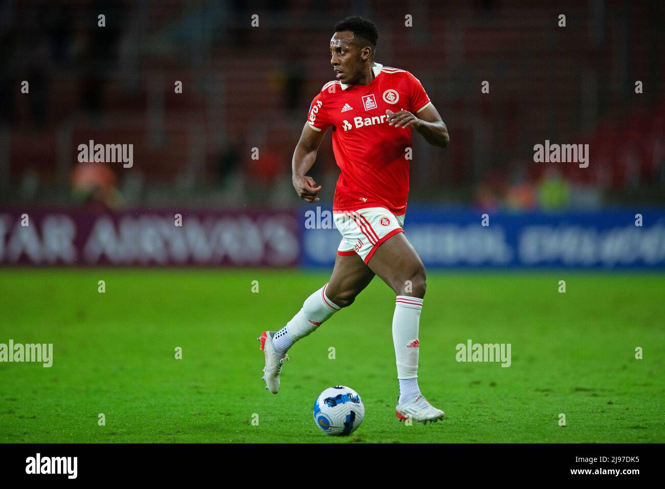 Moisés do Internacional, durante a partida entre Internacional e Independiente Medellín (col), pela 5ª rodada do Grupo e da Copa Sulamericana 2022, no Estádio Beira-Rio nesta tera-feira 17. Foto Stock