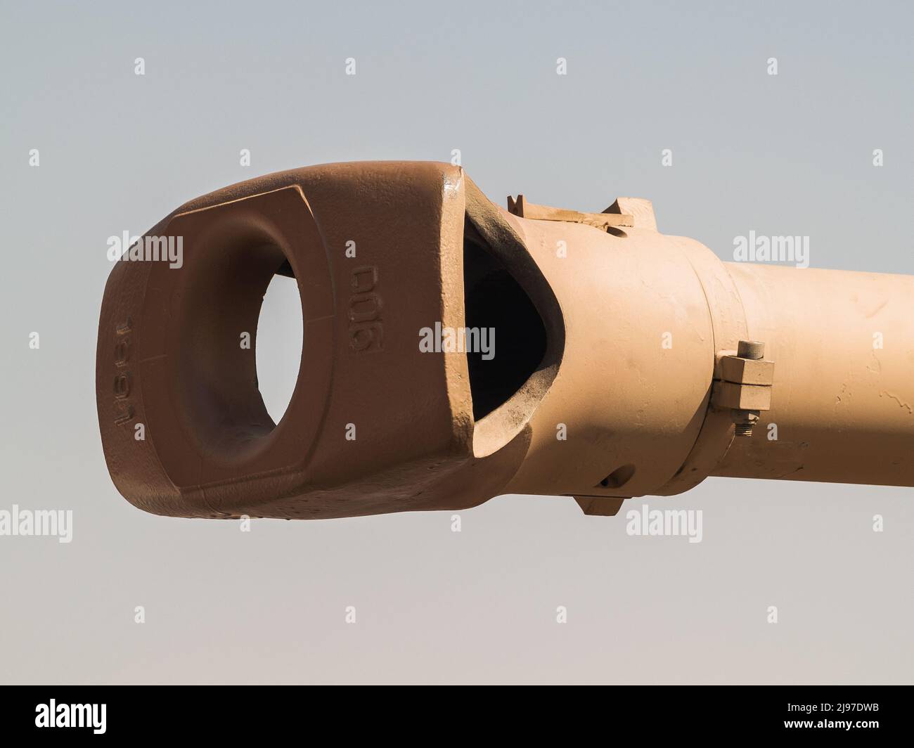 Abu Dhabi, Emirati Arabi Uniti - 23 febbraio. 2011: Sudafricano G6 Howitzer 155mm semovente protetto da miniera di Rhino in IDEX 2011 Foto Stock