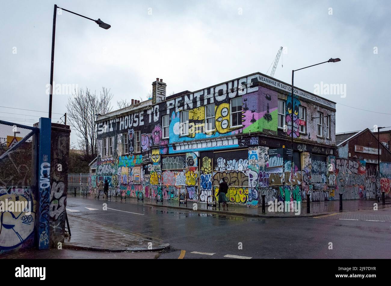 Shithouse a Penthouse Graffiti sul pub Lord Napier a Hackney Wick, East London. Foto Stock