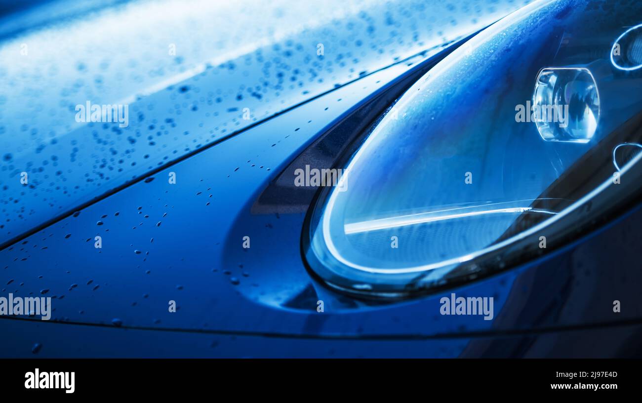 Settore automobilistico moderno sfondo con Deep Blue Sport Car Headlight Close Up. Foto Stock