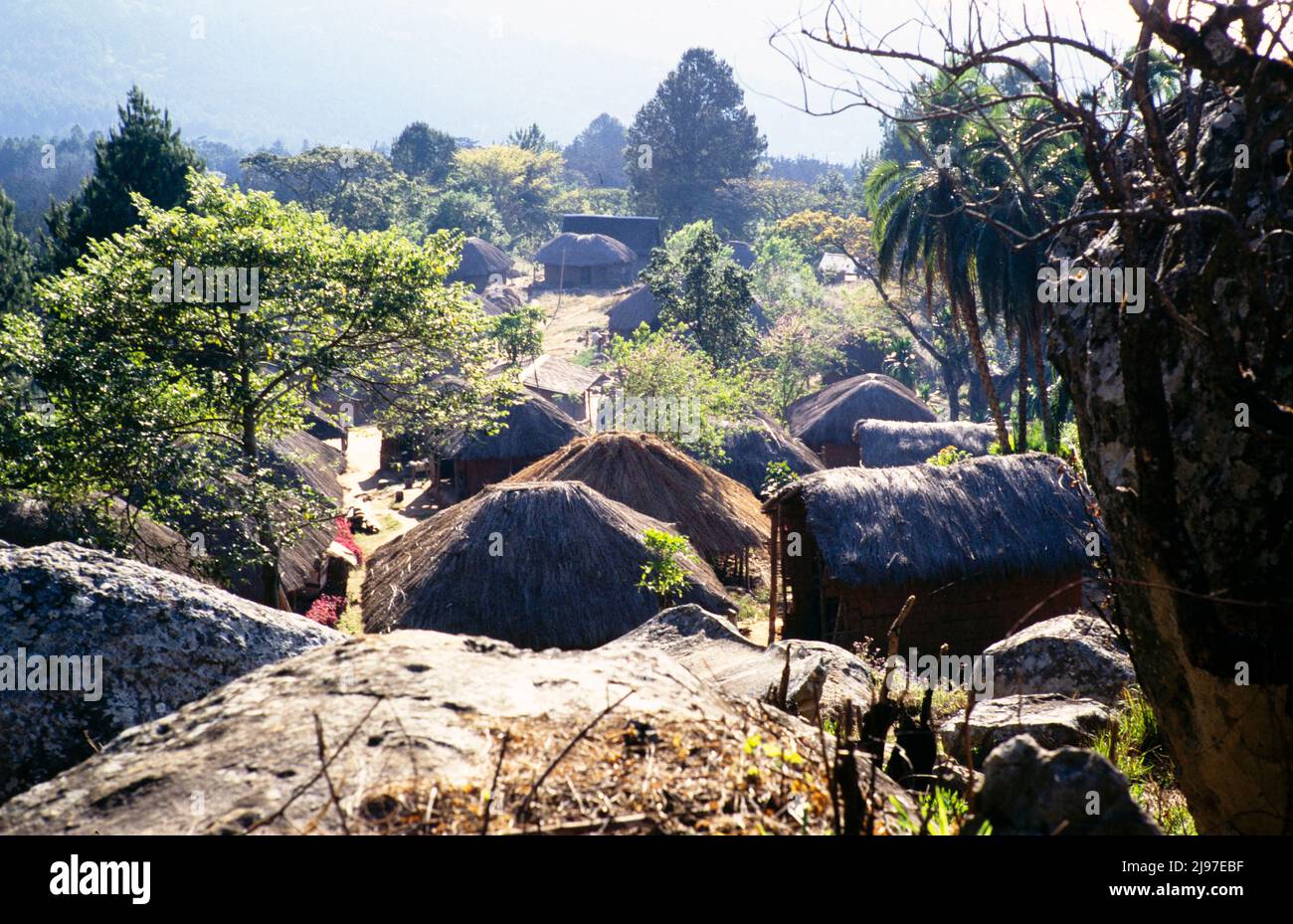 Il Malawi, Sudafrica, 1989, è stato denominato "grazioso villaggio nativo di Nawimbe, che guarda verso il basso" Foto Stock