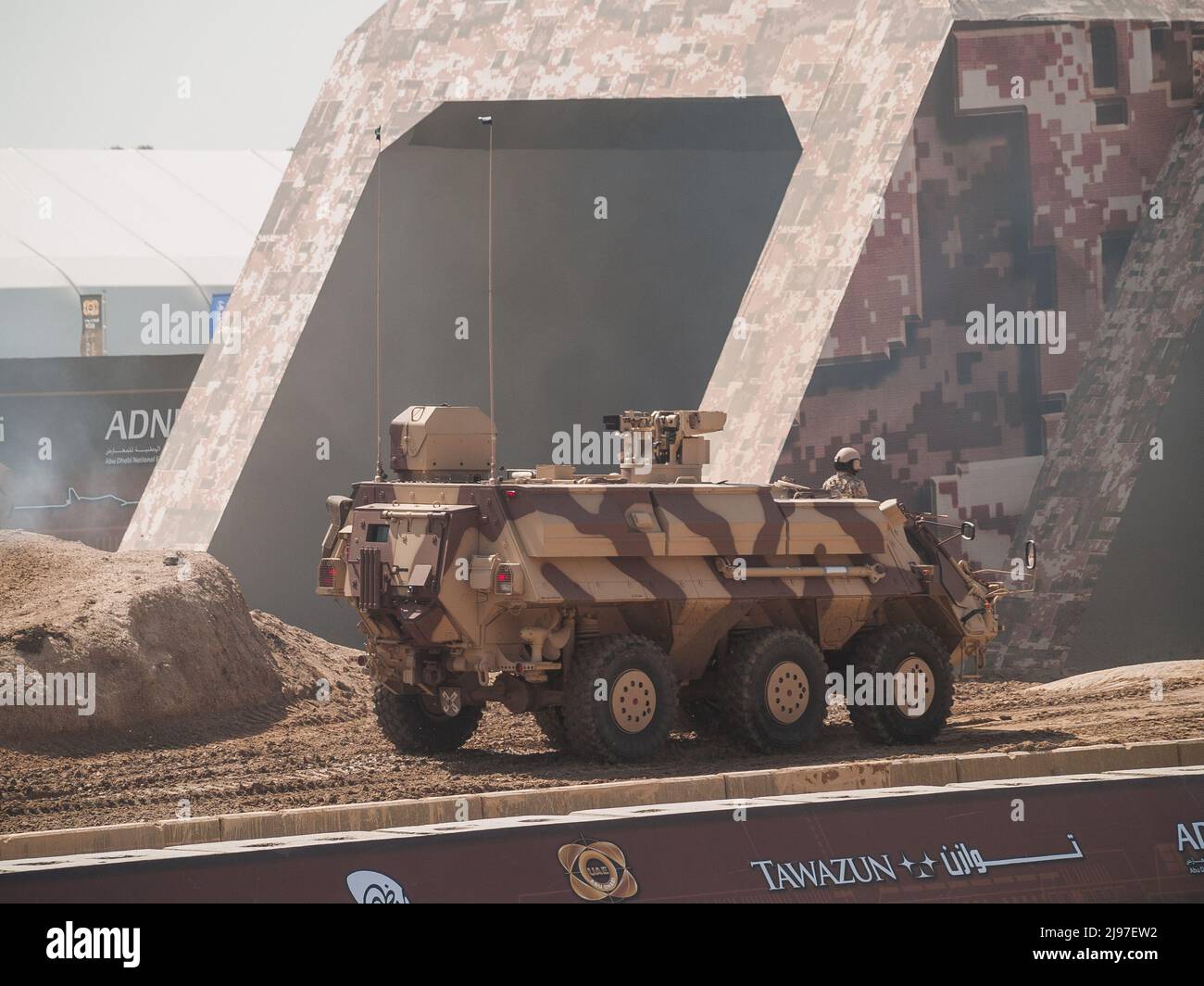 Abu Dhabi, Emirati Arabi Uniti - Febbraio 20.2013: Rheinmetall Landsysteme Fuchs 2 (6 × 6) NBC RS (nucleare, biologico e chimico) veicolo a IDEX 2013 Foto Stock