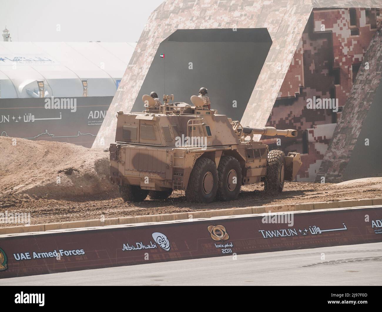Abu Dhabi, Emirati Arabi Uniti - 23 febbraio. 2011: Sudafricano G6 Howitzer 155mm semovente protetto da miniera di Rhino in IDEX 2011 Foto Stock