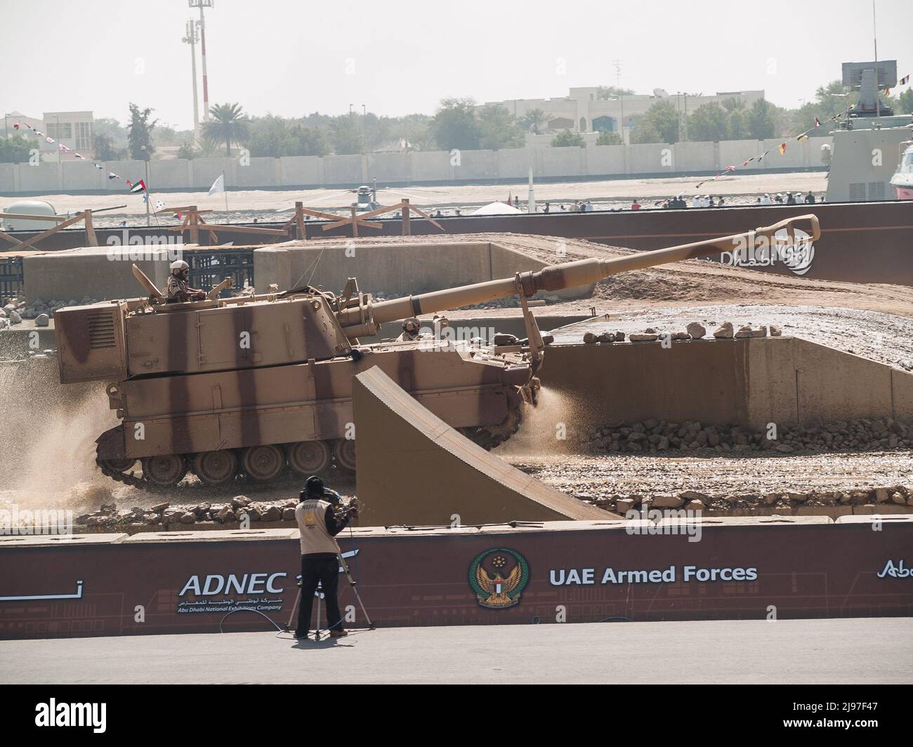 Abu Dhabi, Emirati Arabi Uniti - 23 febbraio. 2011: Il M109 155mm urlo semovente in IDEX 2011 Foto Stock