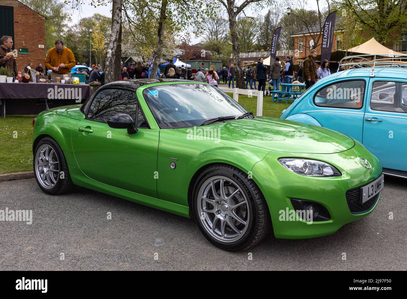 Mazda MX-5 Black Limited Edition ‘L3 UMH’ in mostra allo Scramble di aprile che si è tenuto presso il Bicester Heritage Centre il 23 aprile 2022 Foto Stock