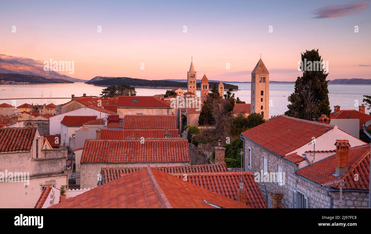 Rab, isola di Rab, Croazia. Immagine panoramica del paesaggio urbano dell'iconico villaggio di Rab, Croazia, situato sull'isola di Rab al tramonto. Foto Stock