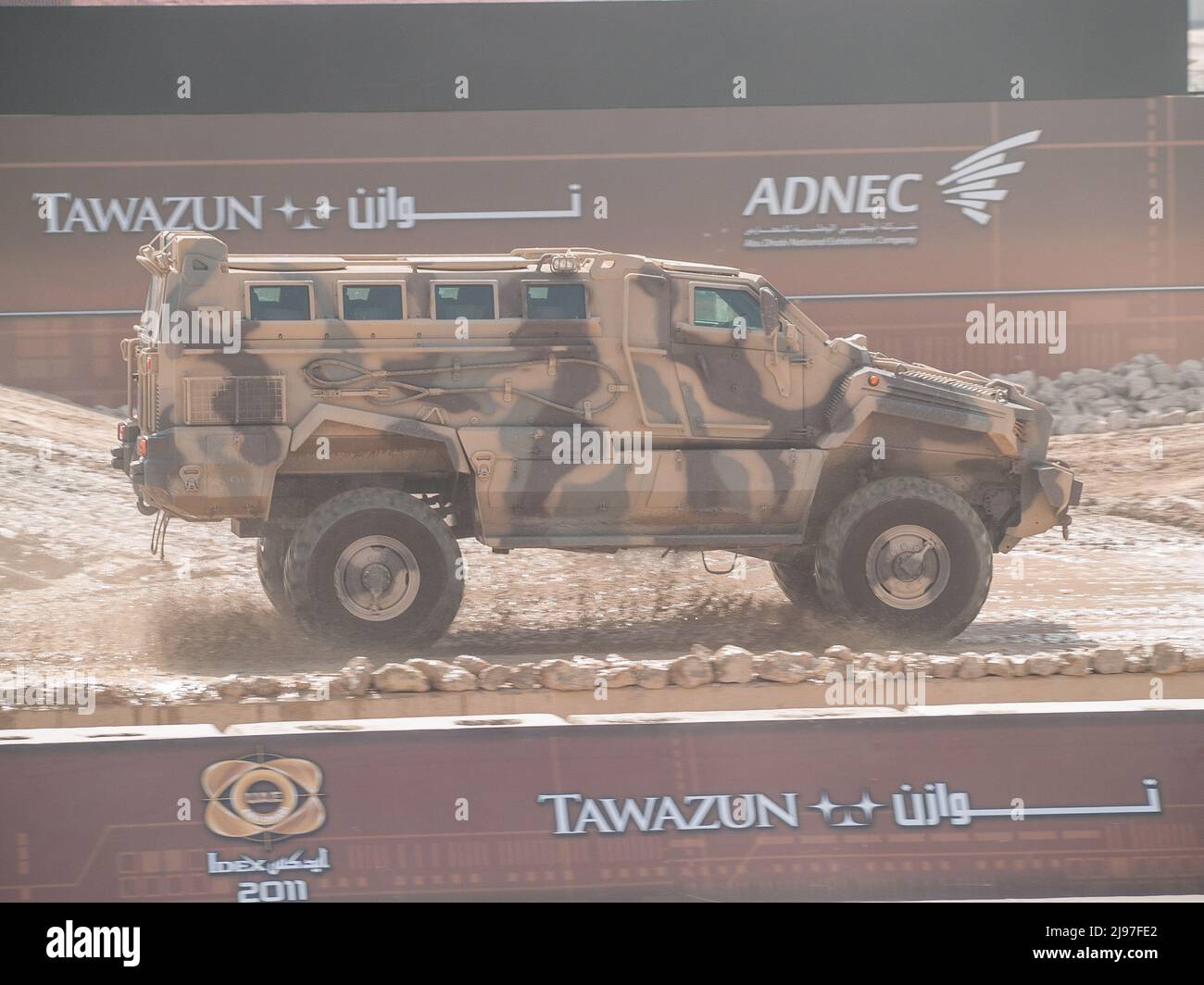 Abu Dhabi, Emirati Arabi Uniti - 23 febbraio. 2011: Typhoon 4x4 Mine Resistant Ambush Protected (MRAP) APC a IDEX 2011 Foto Stock