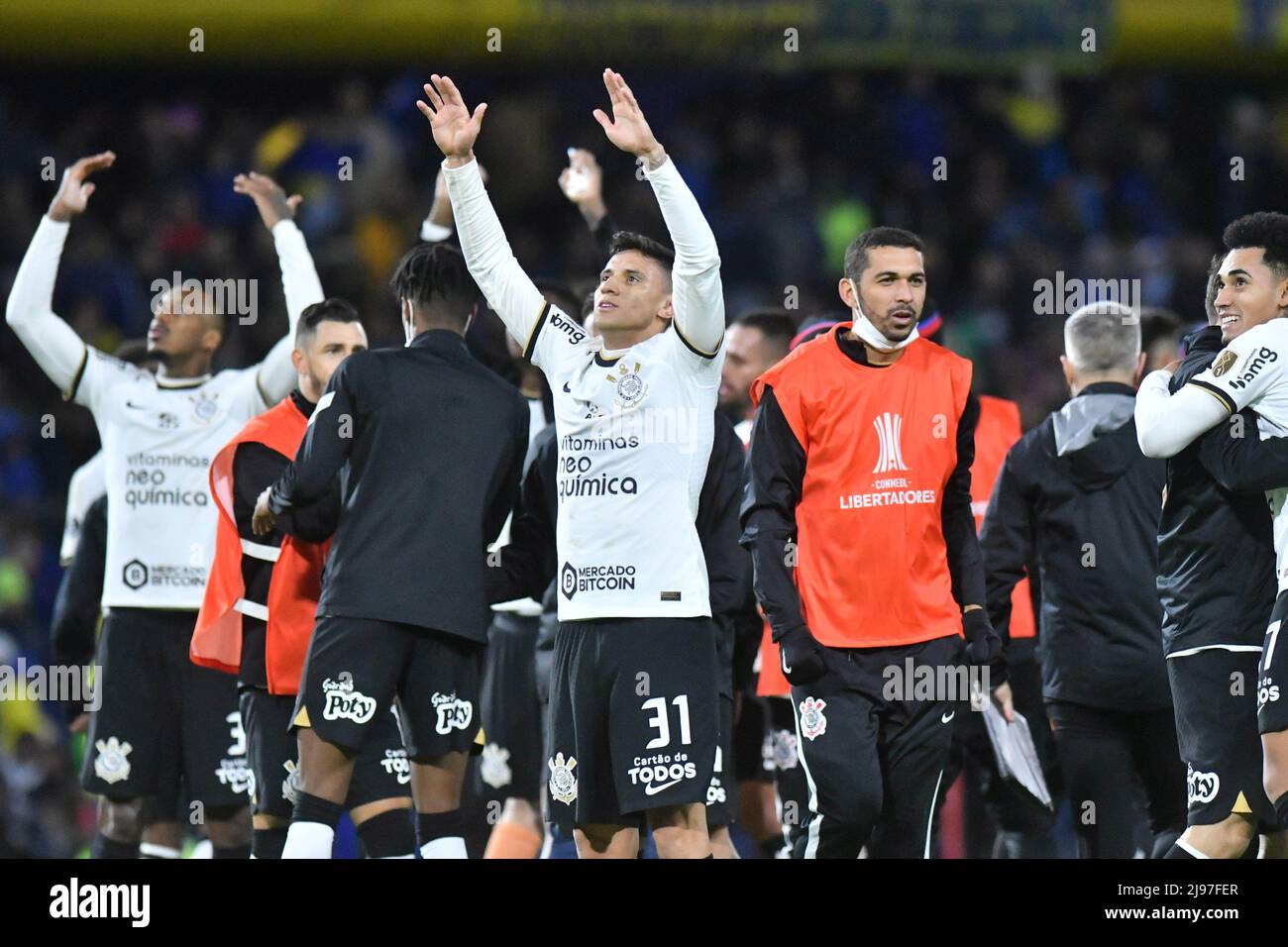 Gustavo Mantuan e os jogadores do Corinthians, comemoram o empate após a partida entre Boca Juniors e Corinthians, pela 5ª rodada do grupo e da Copa Libertadores 2022, no Estádio la Bombonera nesta tera-feira 17./ PRESSINPHOTO Foto Stock