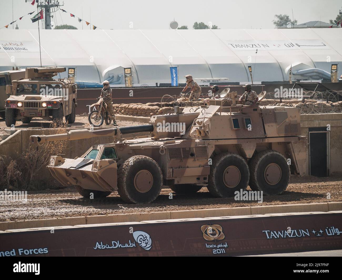 Abu Dhabi, Emirati Arabi Uniti - 23 febbraio. 2011: Sudafricano G6 Howitzer 155mm semovente protetto da miniera di Rhino in IDEX 2011 Foto Stock