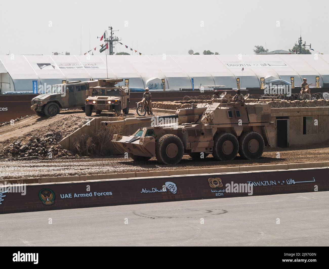 Abu Dhabi, Emirati Arabi Uniti - 23 febbraio. 2011: Sudafricano G6 Howitzer 155mm semovente protetto da miniera di Rhino in IDEX 2011 Foto Stock