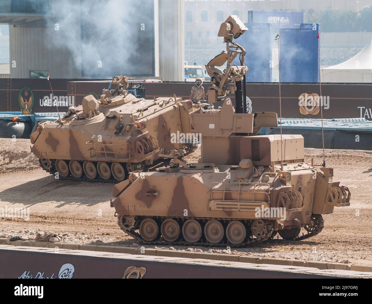 Abu Dhabi, Emirati Arabi Uniti - 23 febbraio. 2011: FNSS ACV-300 APC (sinistra) e ACV-300 Modular Electronic System Vehicle (destra) negli Emirati Arabi Uniti Armed Force all'IDEX 2011 Foto Stock