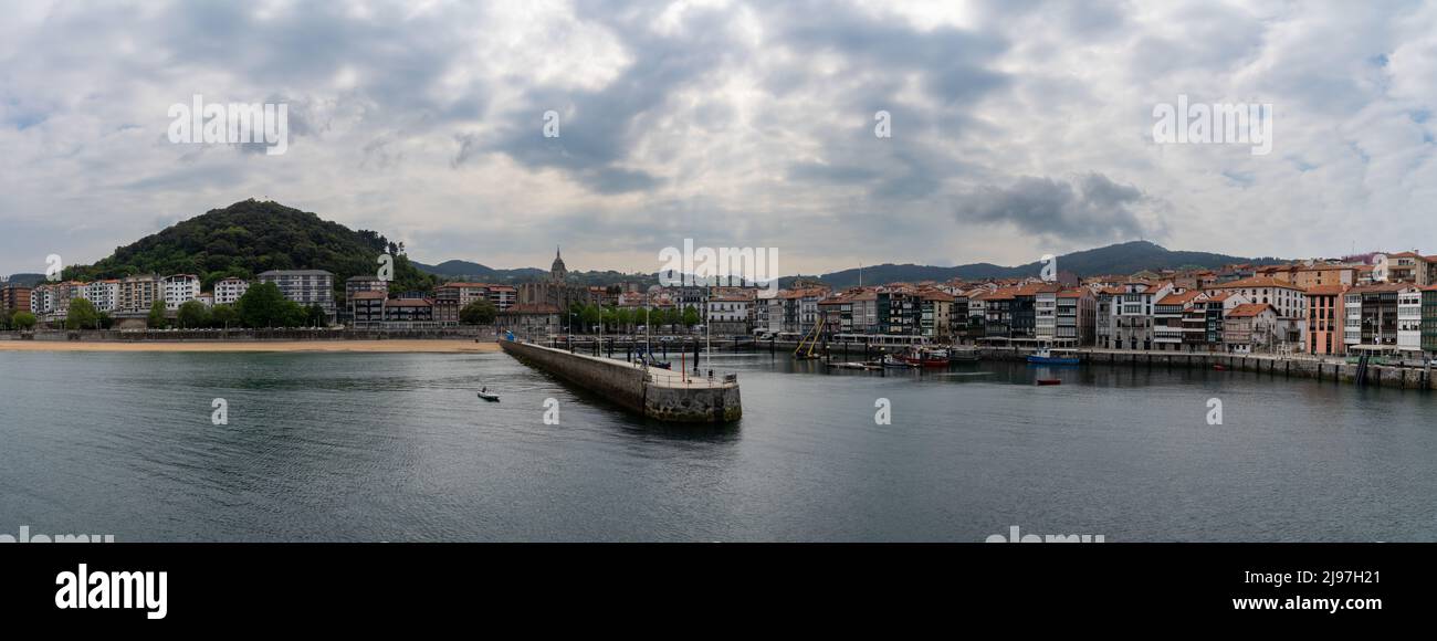 Lekeitio, Spagna - 4 maggio 2022: Vista panoramica del porto e villaggio di pescatori di Lekeitio sulla costa dei Paesi Baschi spagnoli Foto Stock