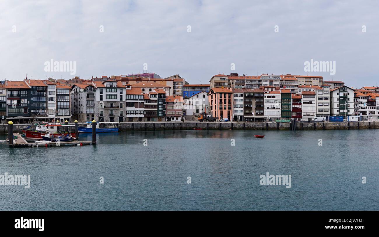Lekeitio, Spagna - 4 maggio 2022: Vista del porto e villaggio di pescatori di Lekeitio sulla costa dei Paesi Baschi spagnoli Foto Stock