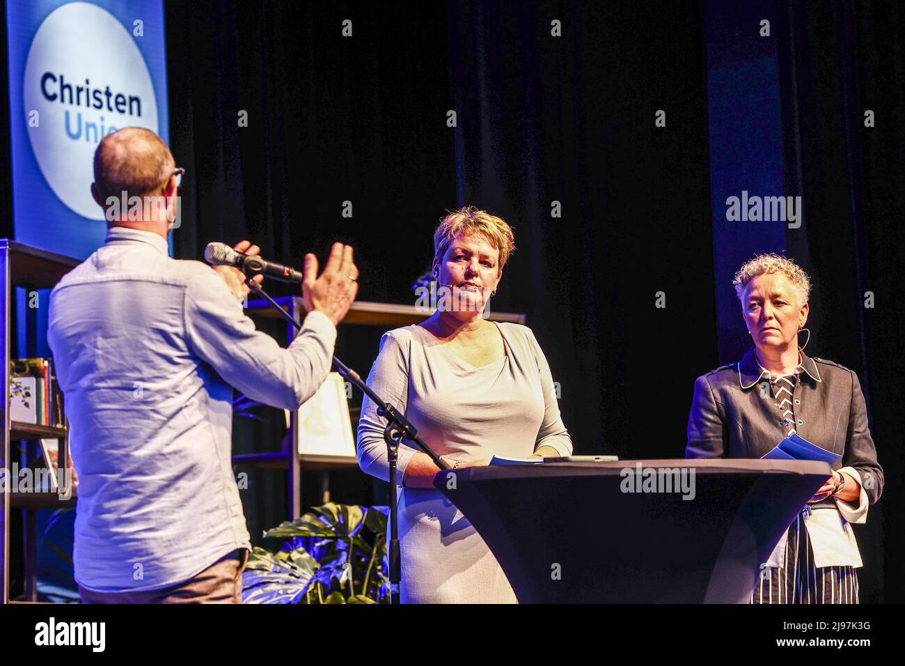 Zwolle, Paesi Bassi. 21st maggio 2022. 2022-05-21 11:32:35 ZWOLLE - vice-presidente della CU Harmke Vlieg, e presidente della CU Ankie van Tatenhove-Meesen (lr) durante il congresso del partito 45th della ChristenUnie. Dopo alcune edizioni digitali e ibride, questo avverrà di nuovo completamente fisicamente per la prima volta. ANP VINCENT JANNINK netherlands OUT - belgium OUT Credit: ANP/Alamy Live News Foto Stock