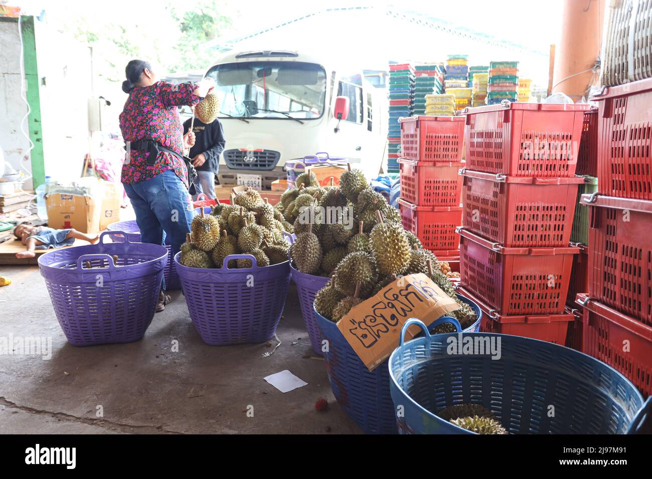 Chanthaburi, Tailandia. 21st maggio 2022. Il commercio di vari beni all'interno del mercato di frontiera tailandese-cambogiano (mercato di Ban Laem) dopo l'apertura del confine per 3 settimane. Credit: Pacific Press Media Production Corp./Alamy Live News Foto Stock