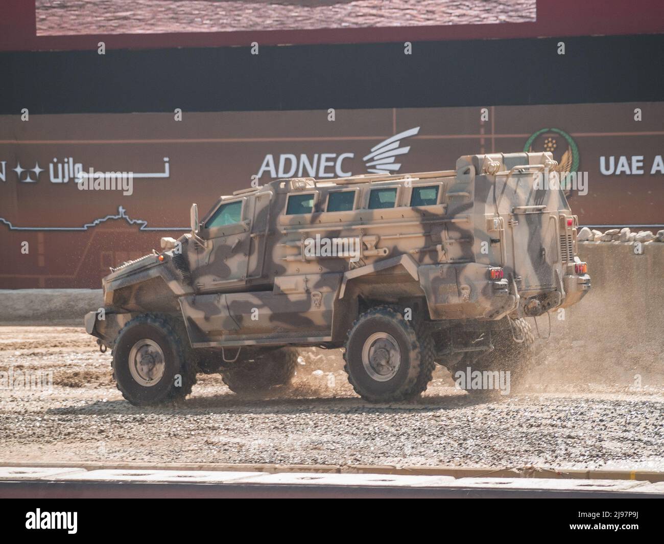 Abu Dhabi, Emirati Arabi Uniti - 23 febbraio. 2011: Typhoon 4x4 Mine Resistant Ambush Protected (MRAP) APC a IDEX 2011 Foto Stock