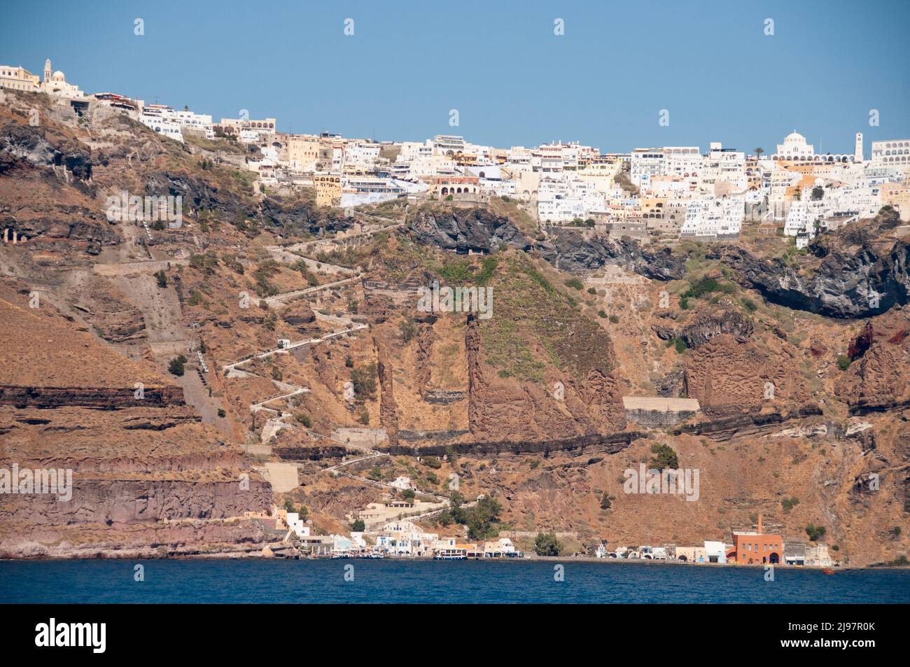 Vista dal mare del porto di Athinios traghetto dell'isola di Santorini e il villaggio di Thira Foto Stock