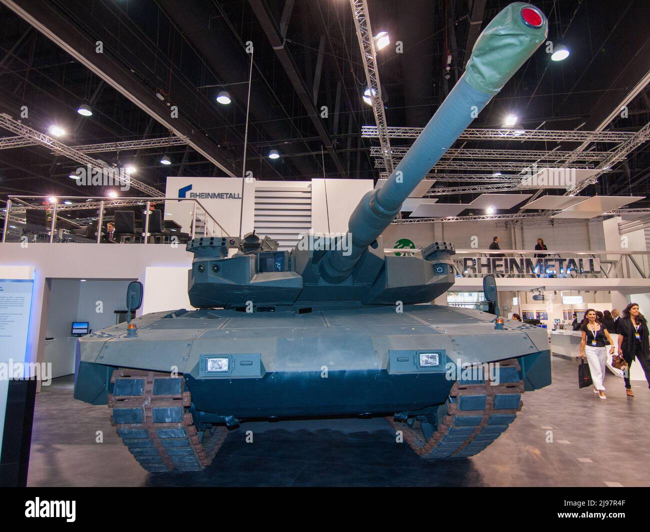 IAbu Dhabi, Emirati Arabi Uniti - 23 febbraio. 2011: Serbatoio Rheinmetall MBT Revolution con AMAP (Advanced Modular Armor Protection) basato su Leopard 2A4 in IDEX 2011 Milita Foto Stock