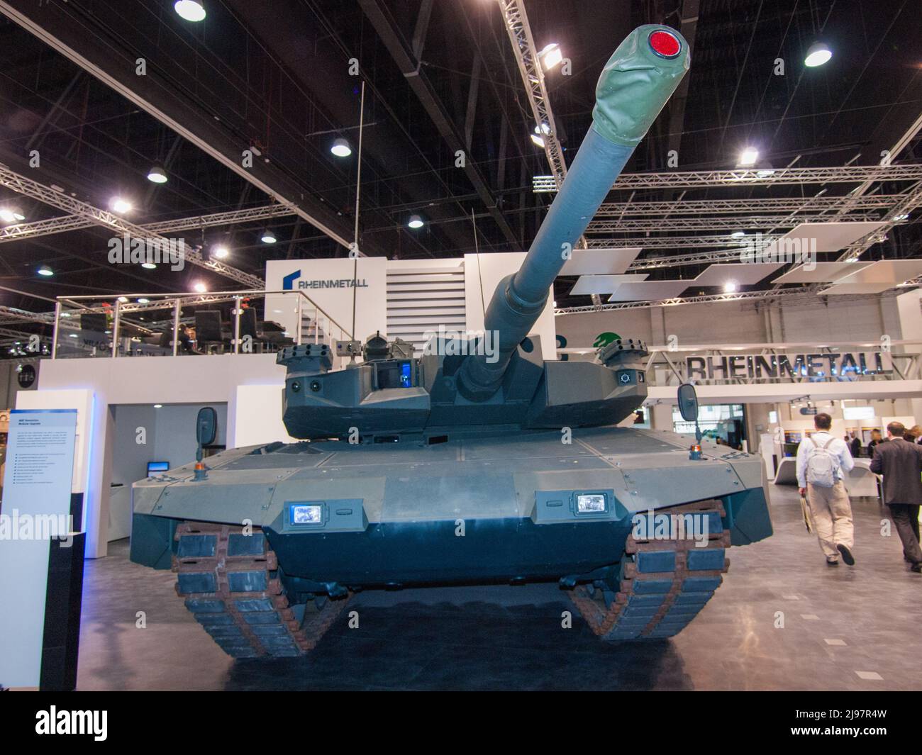 IAbu Dhabi, Emirati Arabi Uniti - 23 febbraio. 2011: Serbatoio Rheinmetall MBT Revolution con AMAP (Advanced Modular Armor Protection) basato su Leopard 2A4 in IDEX 2011 Milita Foto Stock