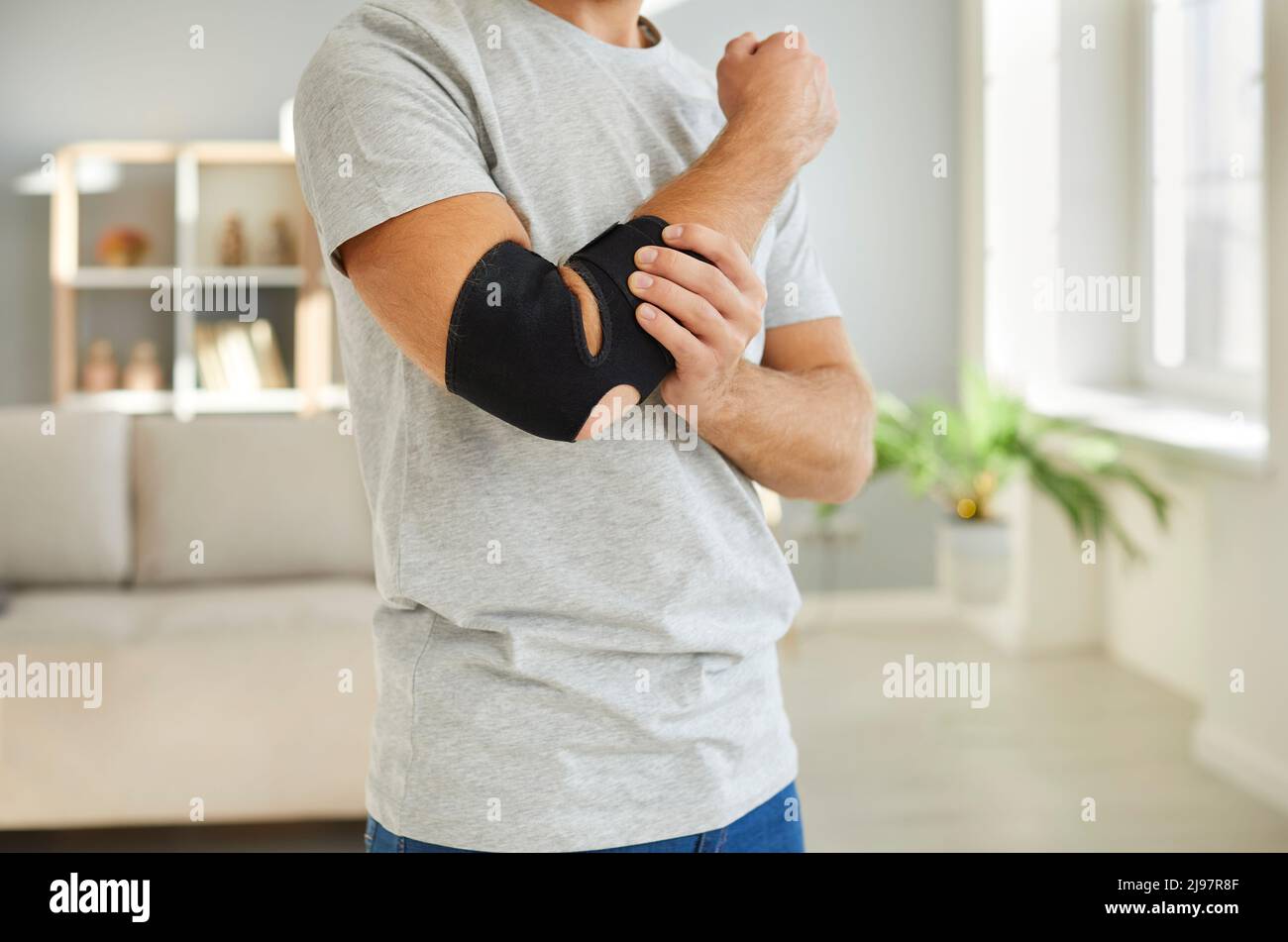 Il ragazzo con bendaggio sul gomito ha ferita Foto Stock