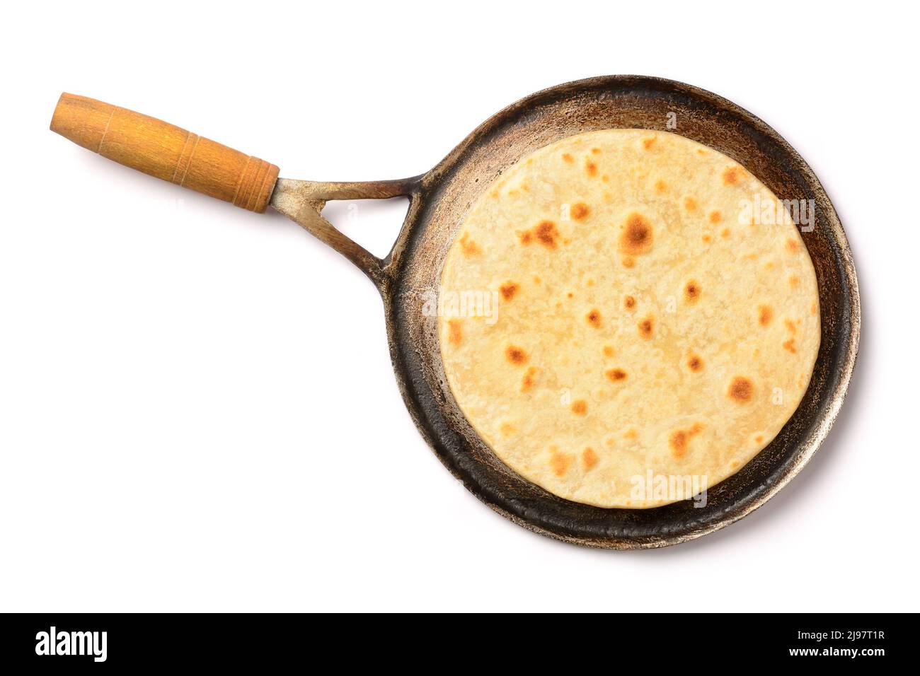 roti, noto anche come pane chapati o indiano, un tipo di pane grezzo piatto del sud asiatico su una pentola di roti, pane piatto indiano appena sfornato isolato su bianco Foto Stock