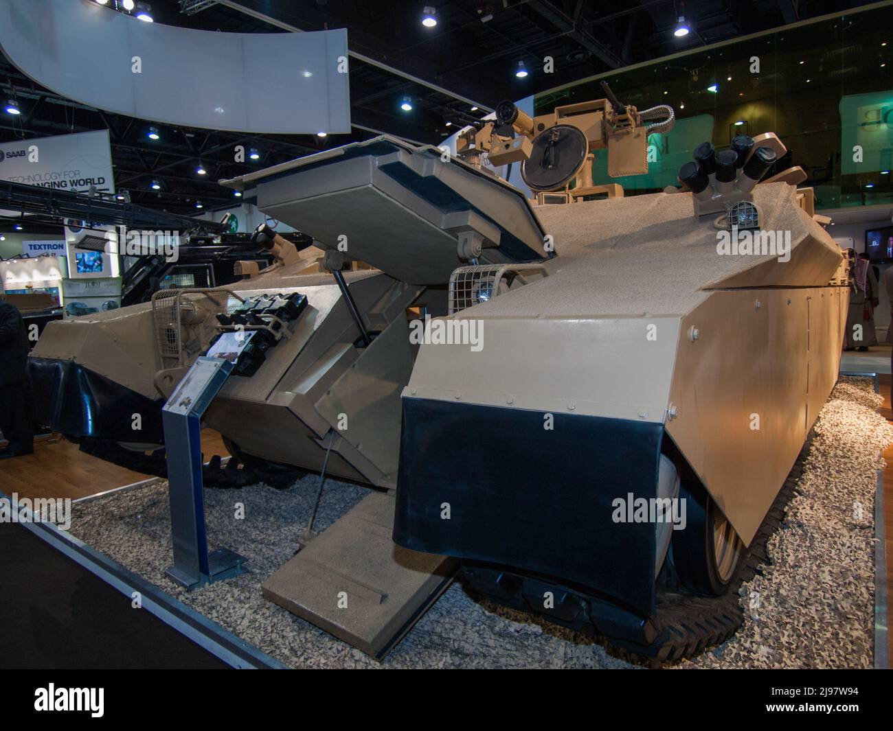 Abu Dhabi, Emirati Arabi Uniti - 23 febbraio. 2011: CARTOGRAFIA del vettore di personale corazzato pesante in IDEX 2011 Foto Stock