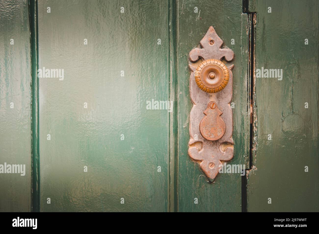 Porta e serratura di una porta nell'antica città di Paraty, Brasile, fondata nel 1667. Foto Stock