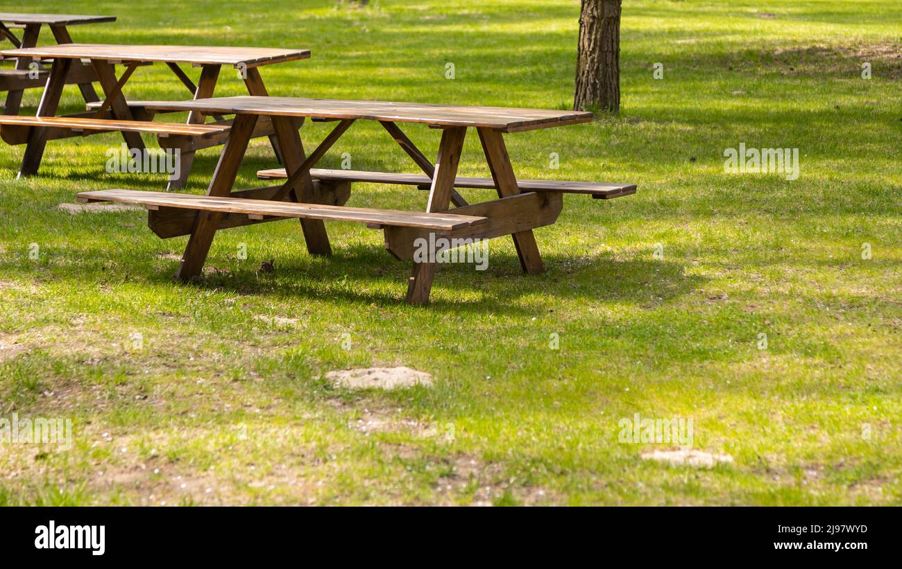 Tavoli e panchine sul campeggio. Foto scattata in una giornata di sole. Oggetti in una posizione ombreggiata Foto Stock