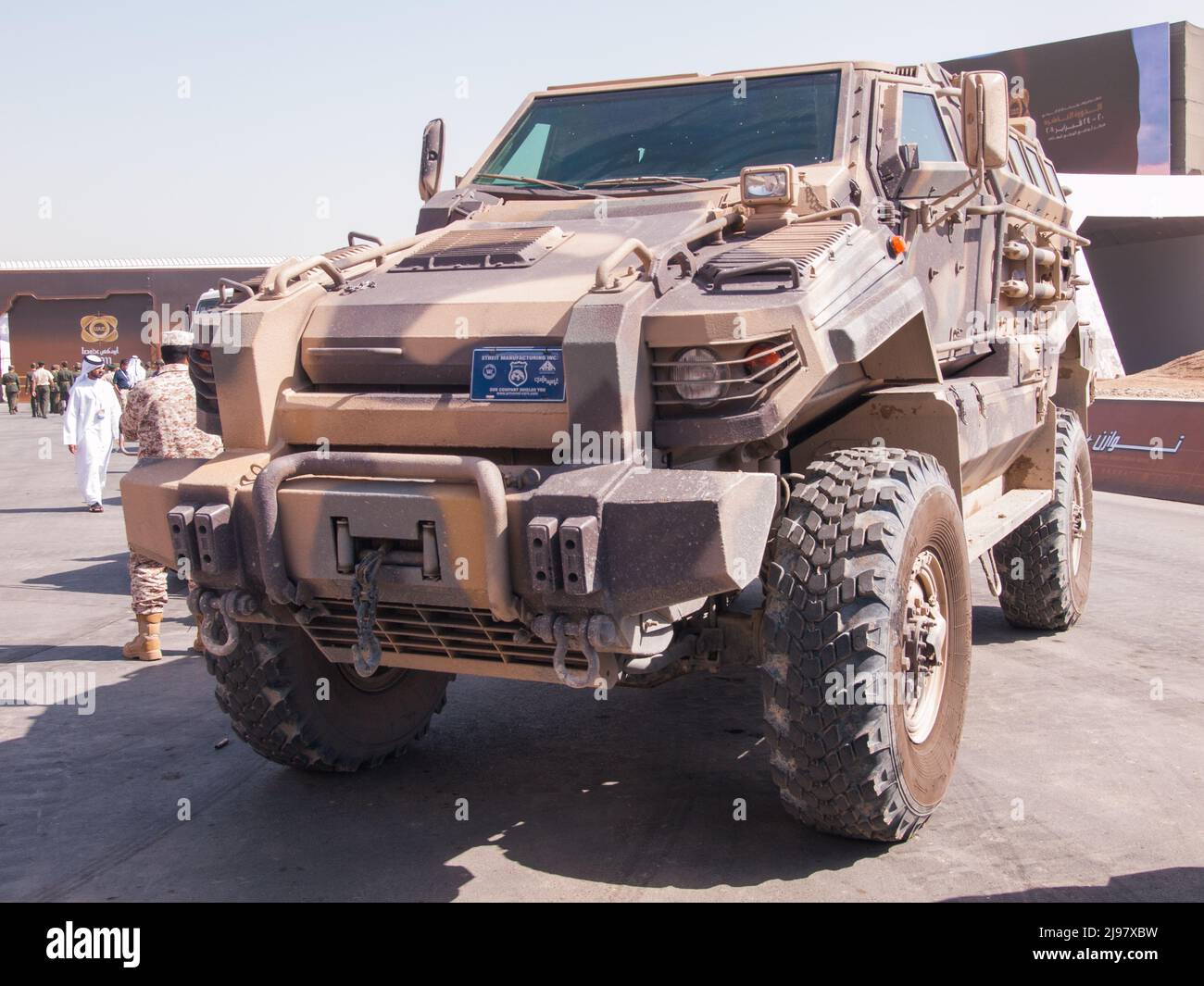 Abu Dhabi, Emirati Arabi Uniti - 23 febbraio. 2011: Typhoon 4x4 Mine Resistant Ambush Protected (MRAP) APC a IDEX 2011 Foto Stock