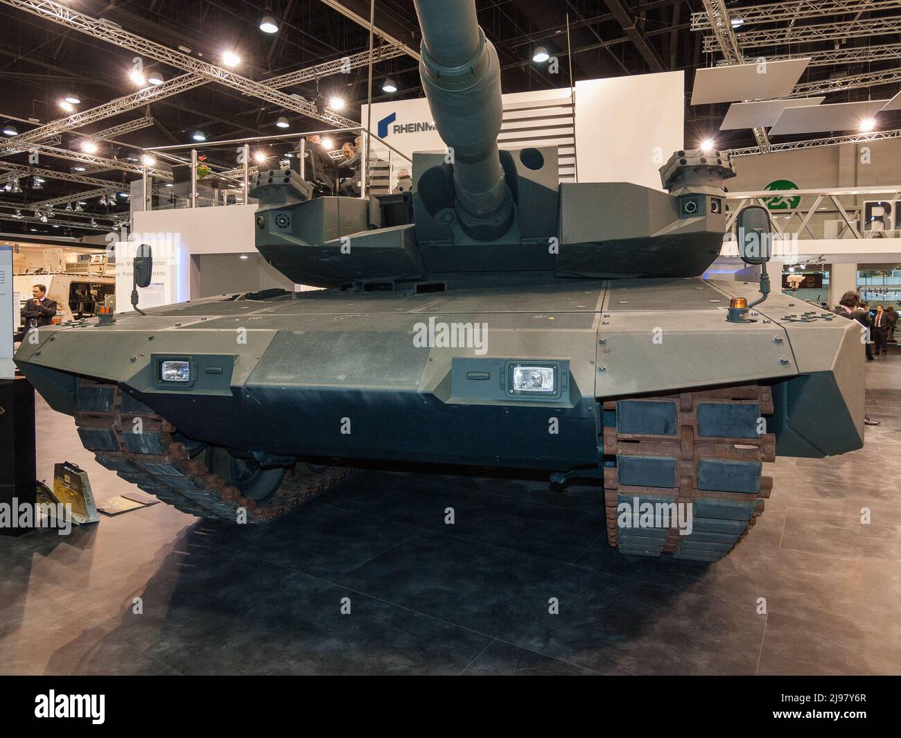 Abu Dhabi, Emirati Arabi Uniti - 23 febbraio. 2011: Serbatoio Rheinmetall MBT Revolution con AMAP (Advanced Modular Armor Protection) basato su Leopard 2A4 in IDEX 2011 Militar Foto Stock