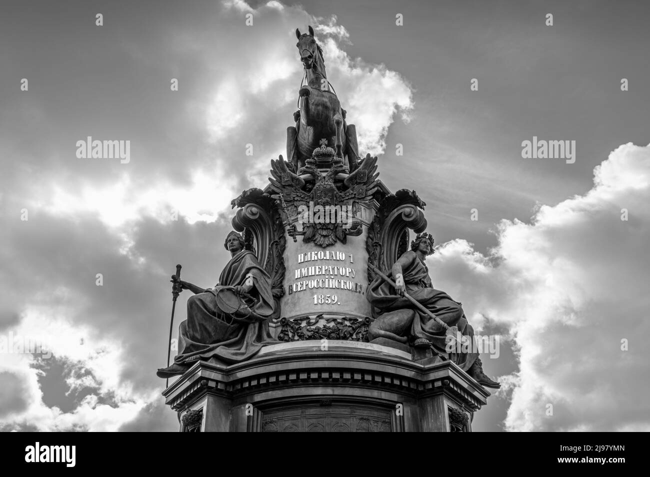 Nicholas i monumento contro il cielo nuvoloso su Piazza Sant'Isacco, San Pietroburgo. Bianco e nero. Foto Stock