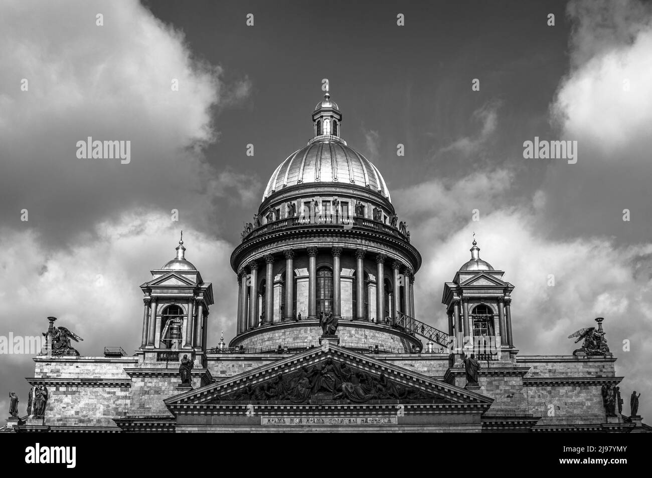 Cattedrale di Sant'Isacco contro il cielo nuvoloso nella città di San Pietroburgo, Russia. Bianco e nero. Foto Stock