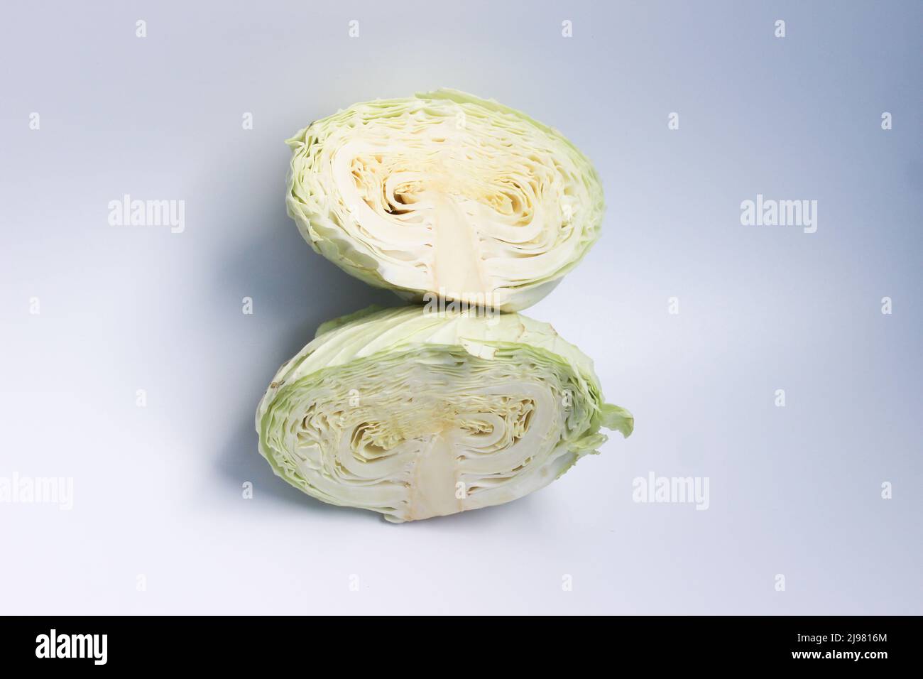 Fresco di cavolo verde isolato su sfondo bianco Foto Stock