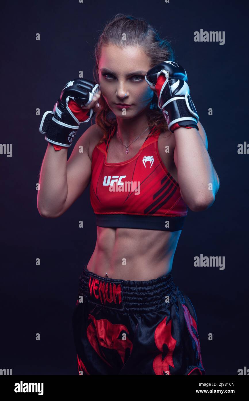 UFC Venum Fighting Girl con guanti in abito rosso con Sixpack Foto Stock