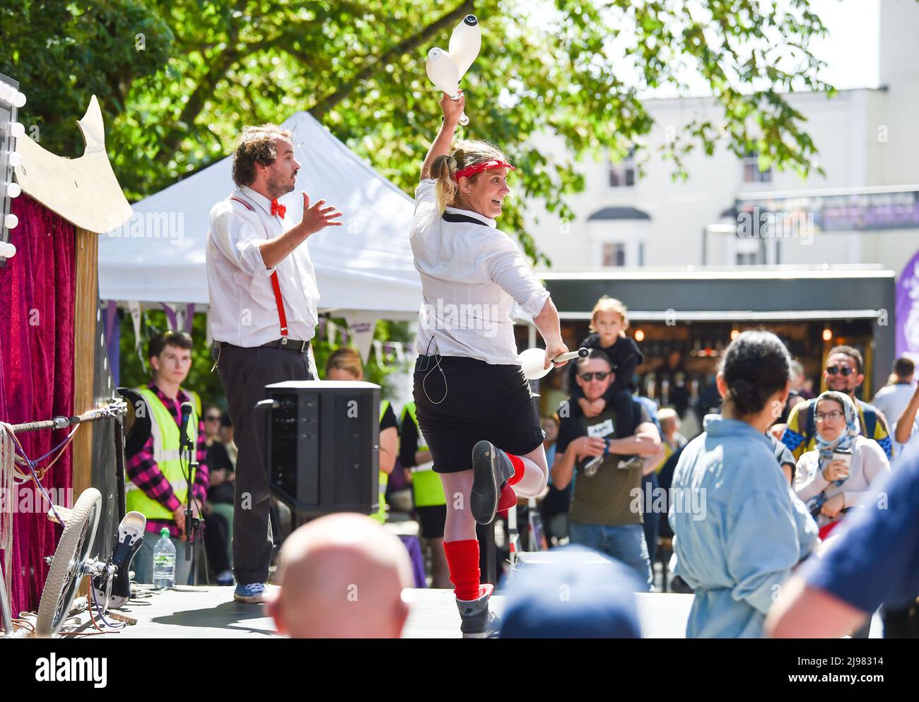 Brighton UK 21st May 2022 - i Performers intrattengono la folla al sole di Brighton durante il Festival di Brighton Fringe City Streets eventi oggi come il clima caldo è previsto per continuare nel fine settimana: Credit Simon Dack / Alamy Live News Foto Stock