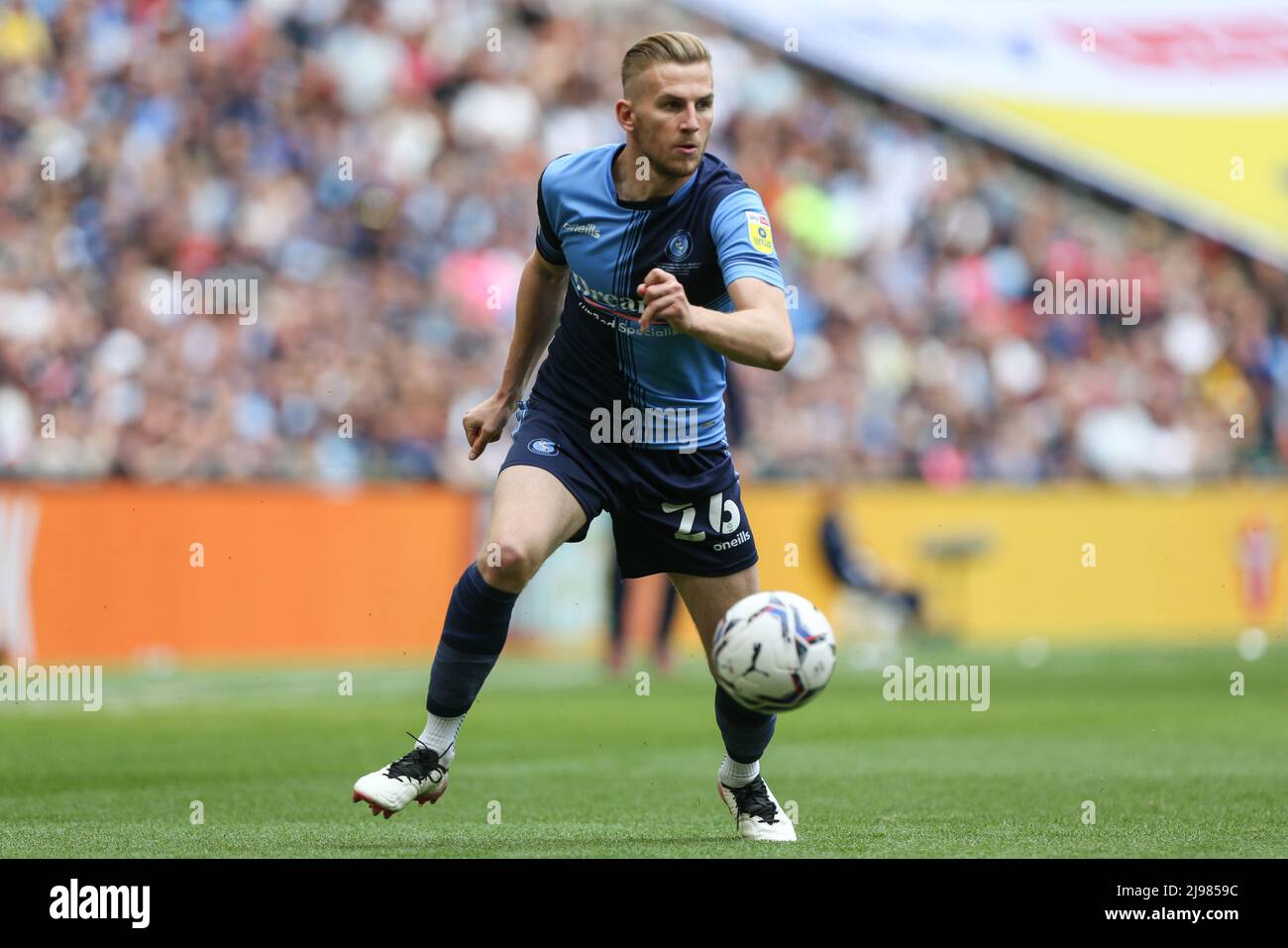 Jason McCarthy #26 di Wycombe Wanderers sulla palla Foto Stock