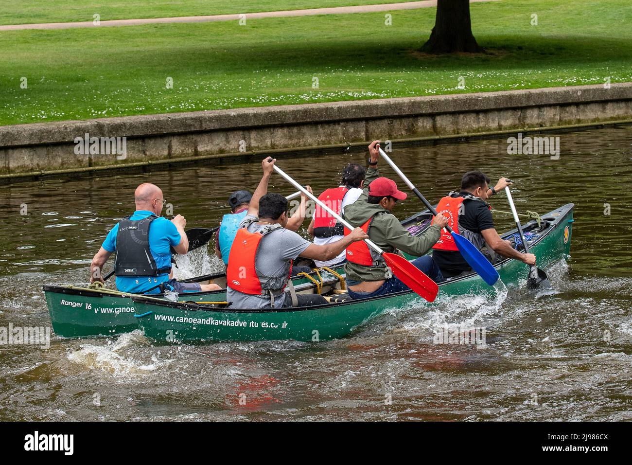 Windsor, Berkshire, Regno Unito. 21st maggio 2022. Alcuni uomini hanno un giro in kayak avventure sul Tamigi in un caldo pomeriggio a Windsor. Credit: Maureen McLean/Alamy Live News Foto Stock