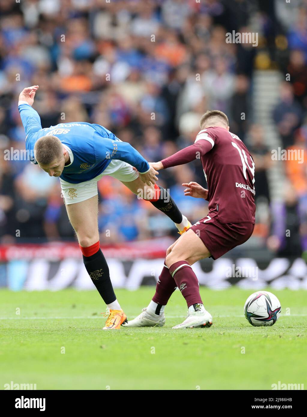 John Lundstram di Rangers (a sinistra) e Cameron Devlin di Hearts combattono per la palla durante la finale della Scottish Cup ad Hampden Park, Glasgow. Data foto: Sabato 21 maggio 2022. Foto Stock