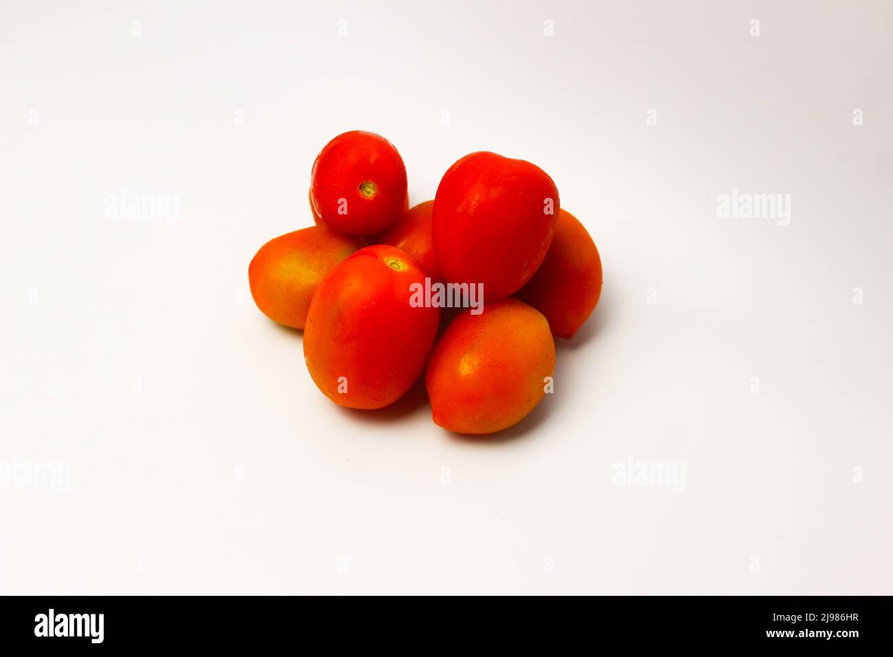 Primo piano dei pomodori rossi su sfondo bianco Foto Stock