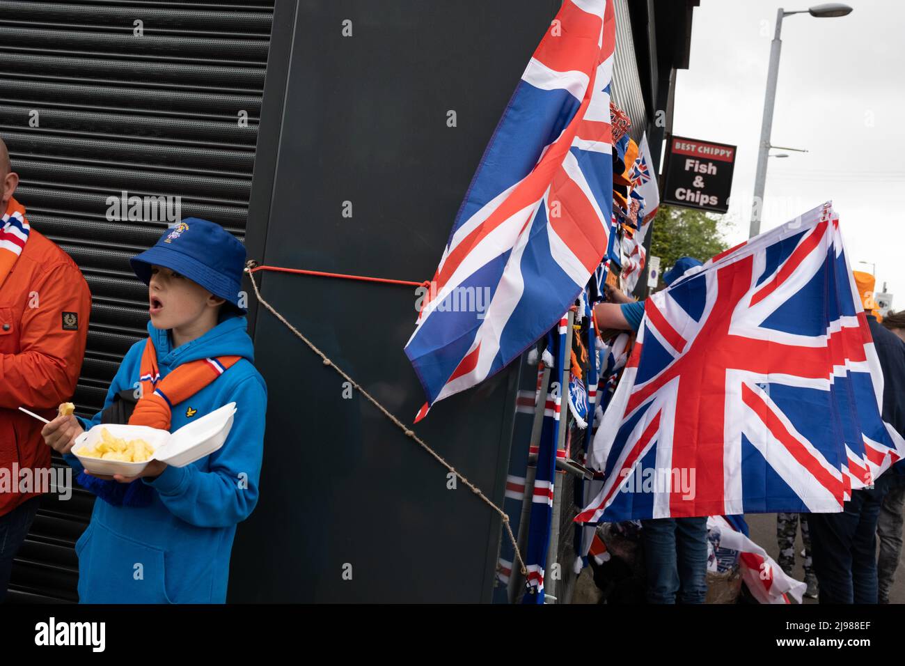 Glasgow, Regno Unito, 21st maggio 2022. I tifosi del Rangers FC arrivano all'Hampden Stadium per assistere al Rangers FC Versus Hearts FC nella finale della Coppa nazionale scozzese, a Glasgow, Scozia, il 21 maggio 2022. Photo credit: Jeremy Sutton-Hibbert/Alamy Live News. Foto Stock