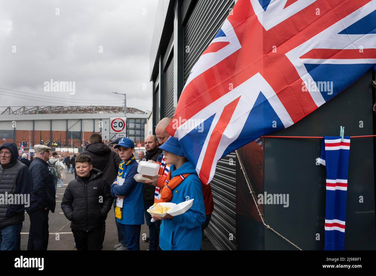 Glasgow, Regno Unito, 21st maggio 2022. I tifosi del Rangers FC arrivano all'Hampden Stadium per assistere al Rangers FC Versus Hearts FC nella finale della Coppa nazionale scozzese, a Glasgow, Scozia, il 21 maggio 2022. Photo credit: Jeremy Sutton-Hibbert/Alamy Live News. Foto Stock