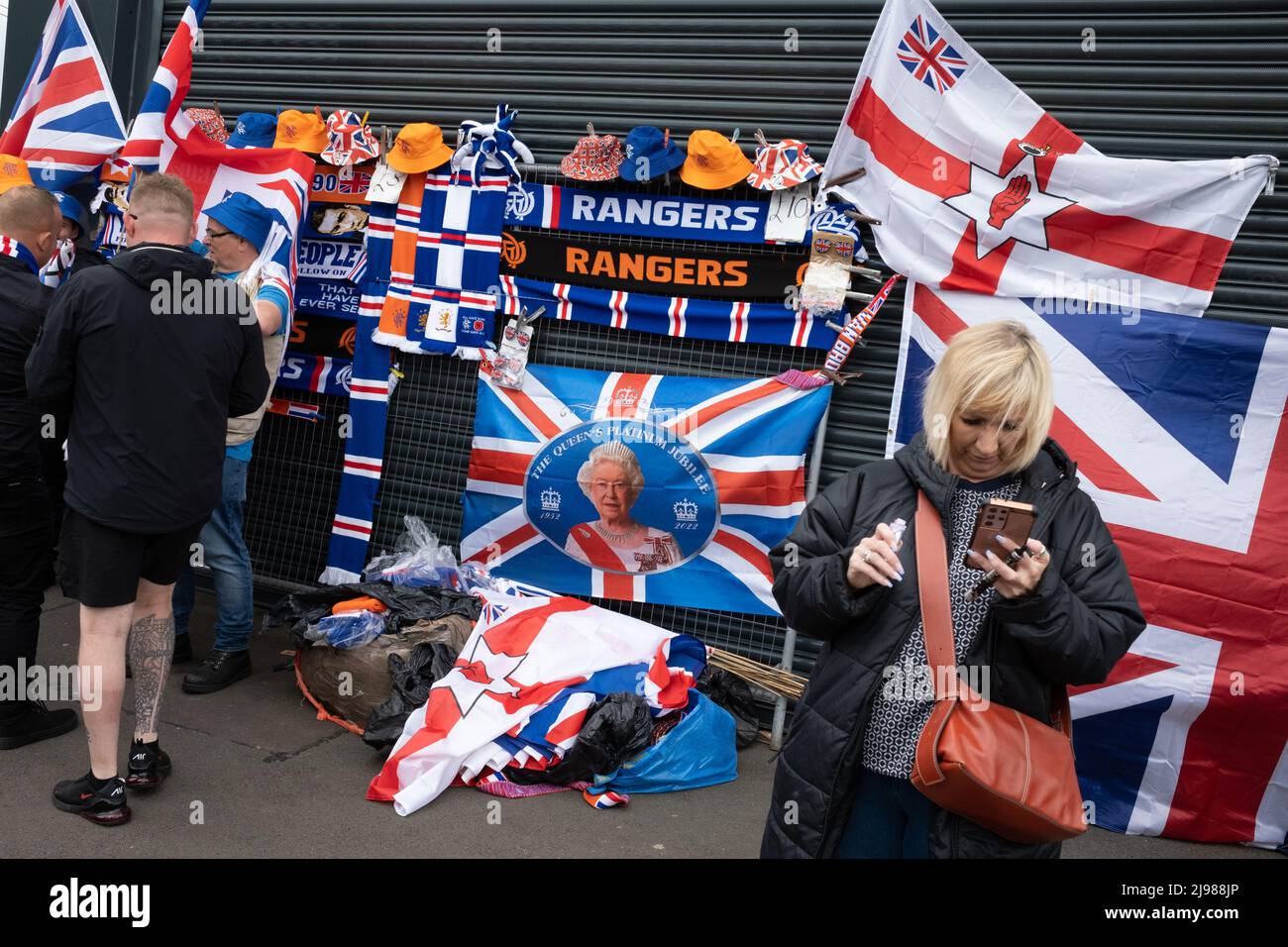 Glasgow, Regno Unito, 21st maggio 2022. I tifosi del Rangers FC arrivano all'Hampden Stadium per assistere al Rangers FC Versus Hearts FC nella finale della Coppa nazionale scozzese, a Glasgow, Scozia, il 21 maggio 2022. Photo credit: Jeremy Sutton-Hibbert/Alamy Live News. Foto Stock