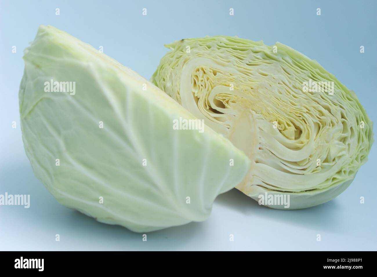Fresco di cavolo verde isolato su sfondo bianco Foto Stock