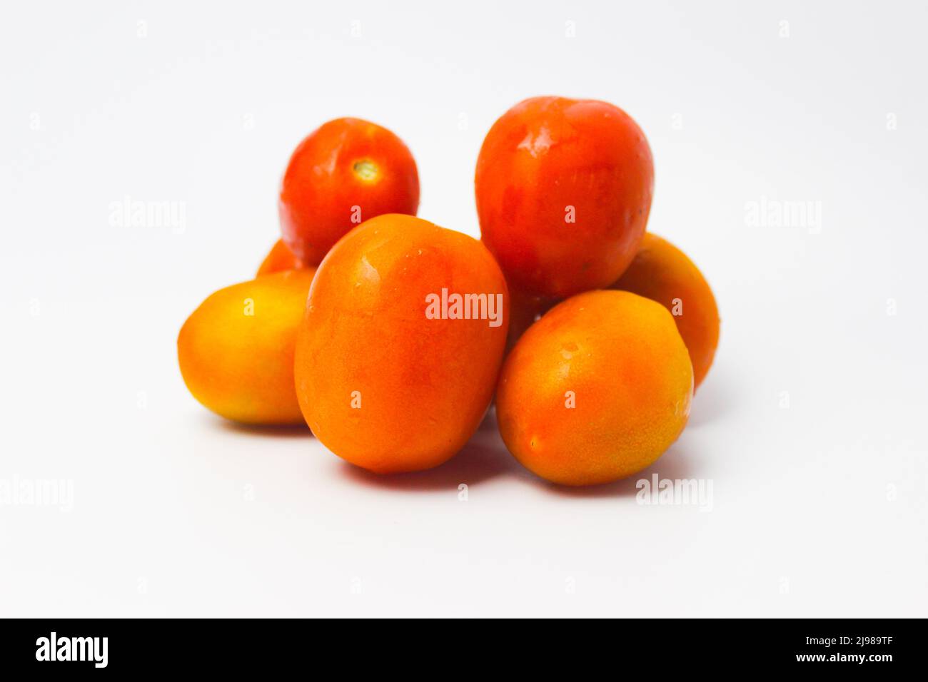 Primo piano dei pomodori rossi su sfondo bianco Foto Stock