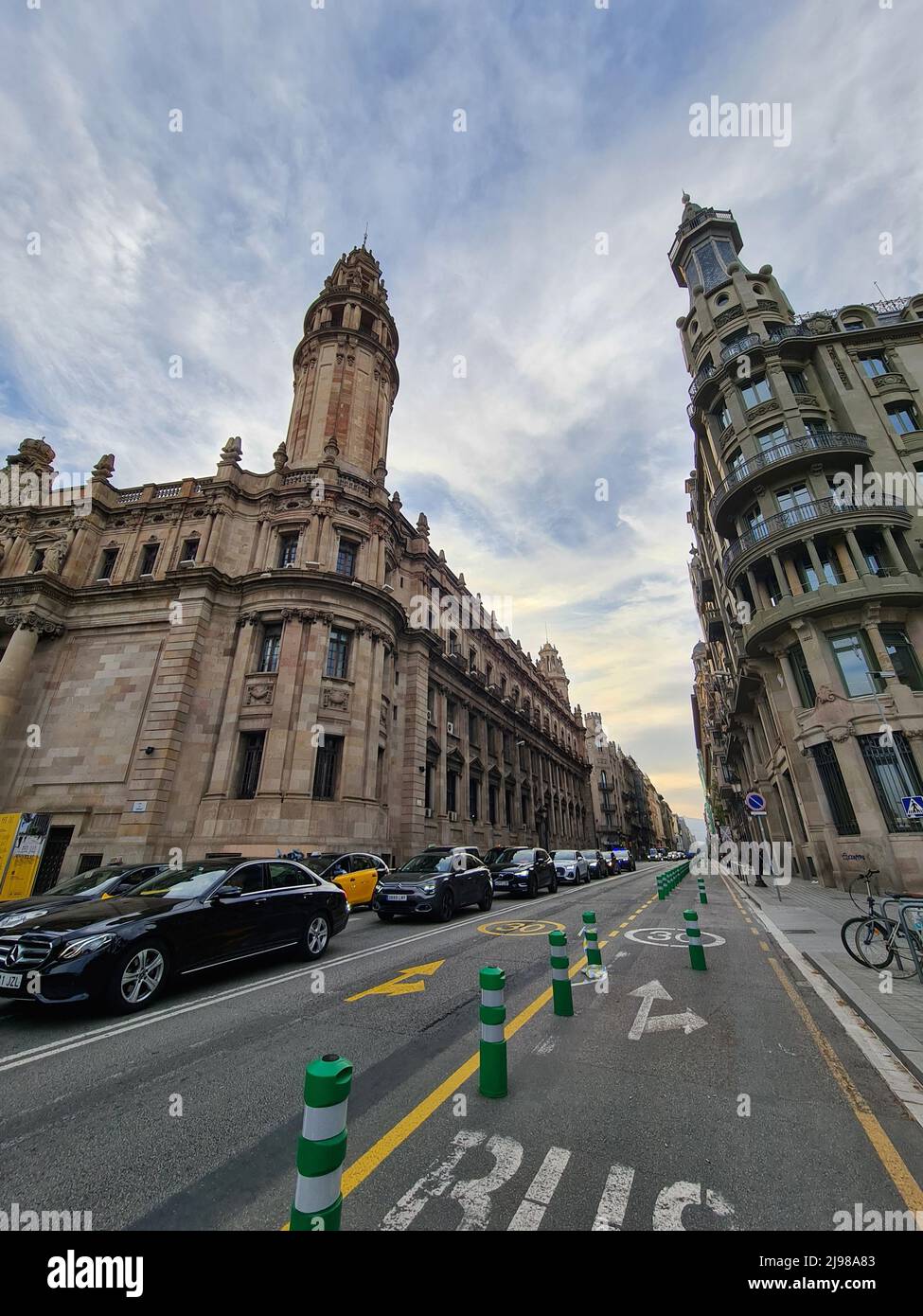 Via Laietana all'inizio. Sulla sinistra, edificio centrale dell'ufficio postale. Foto Stock