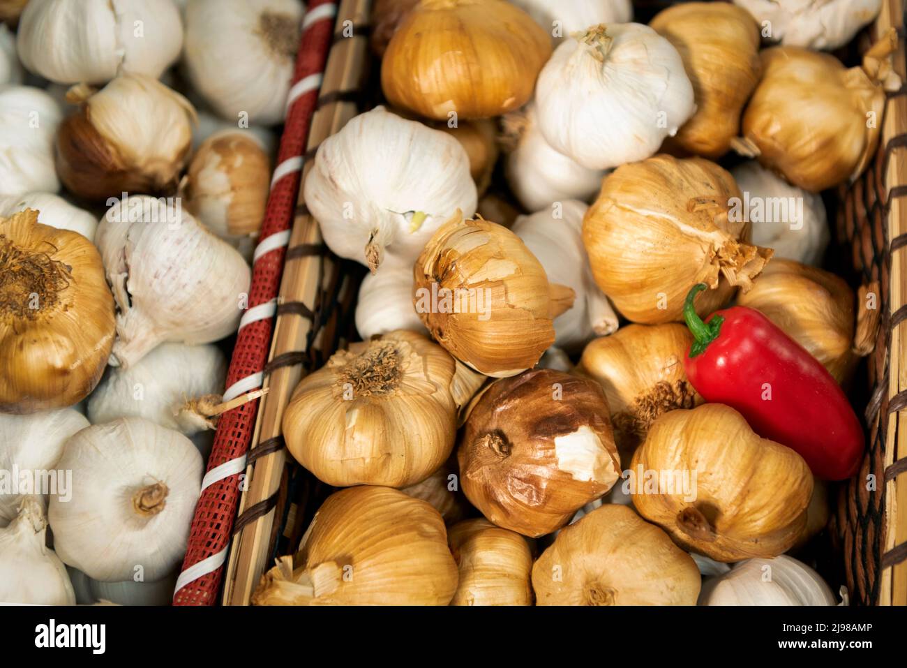 Bulbi di aglio e aglio affumicato Foto Stock