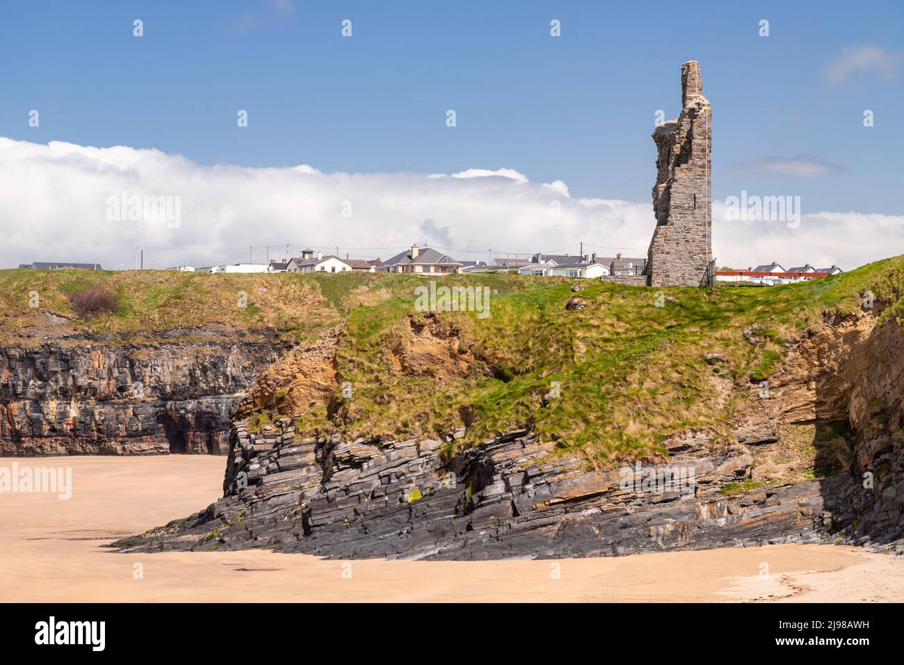 Ballybunion spiaggia e castello sulla costa occidentale dell'Irlanda Foto Stock