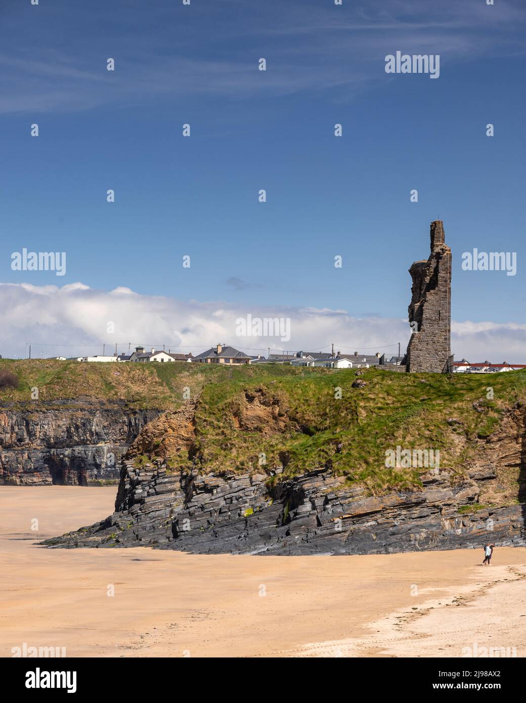 Ballybunion spiaggia e castello sulla costa occidentale dell'Irlanda Foto Stock