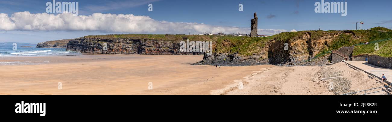 Ballybunion spiaggia e castello sulla costa occidentale dell'Irlanda Foto Stock
