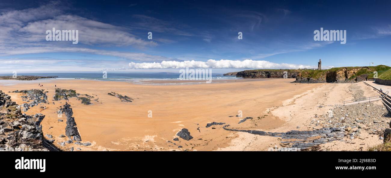 Ballybunion spiaggia e castello sulla costa occidentale dell'Irlanda Foto Stock